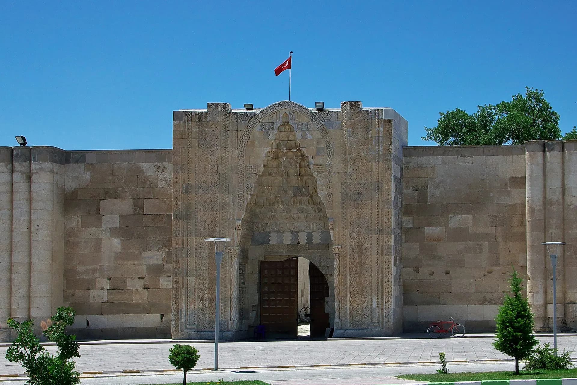 Sultanhanı Kervansarayı’nın kesme taş cephesi ve kuleleri