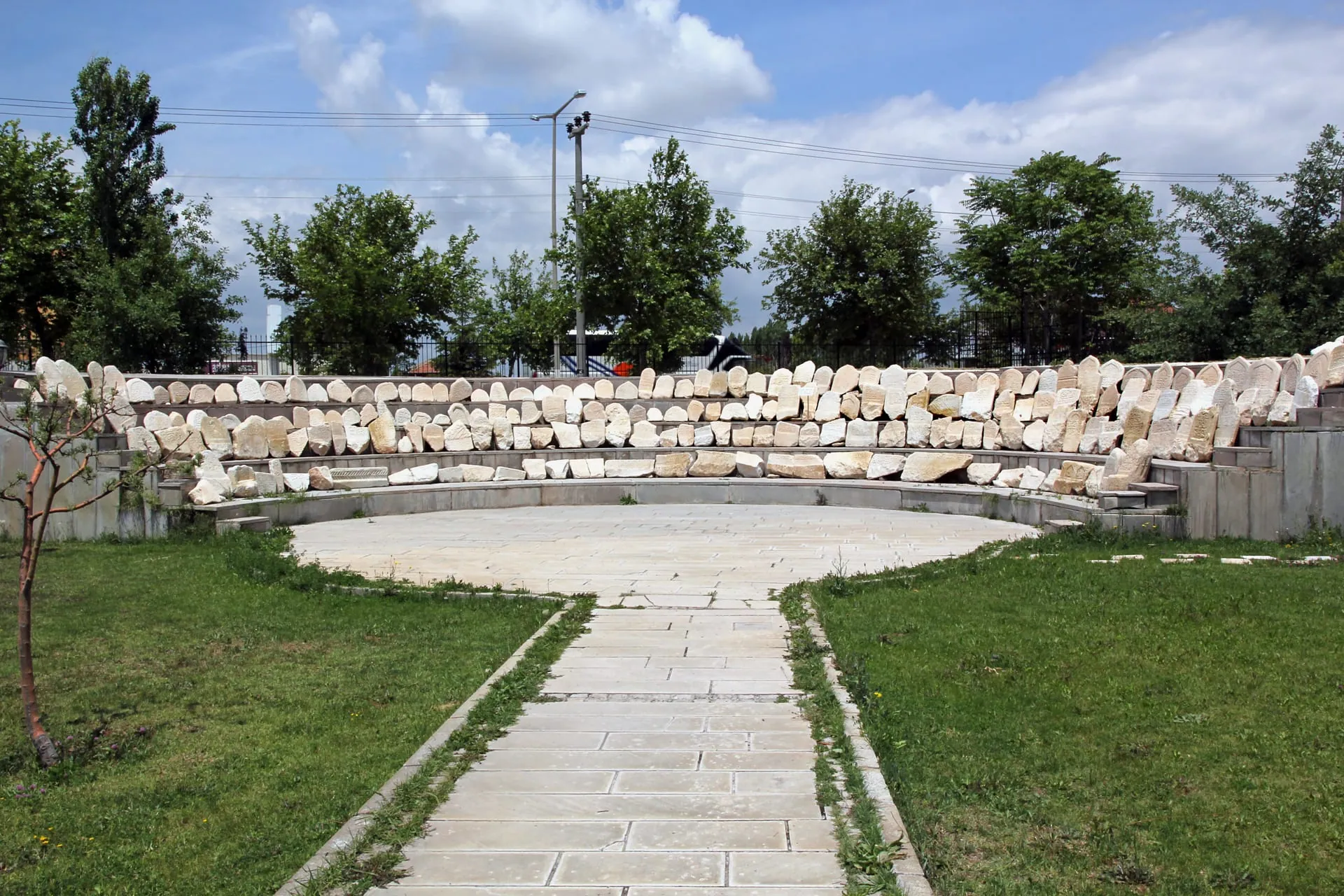 Aksaray Müzesi bahçesindeki mezar stelleri