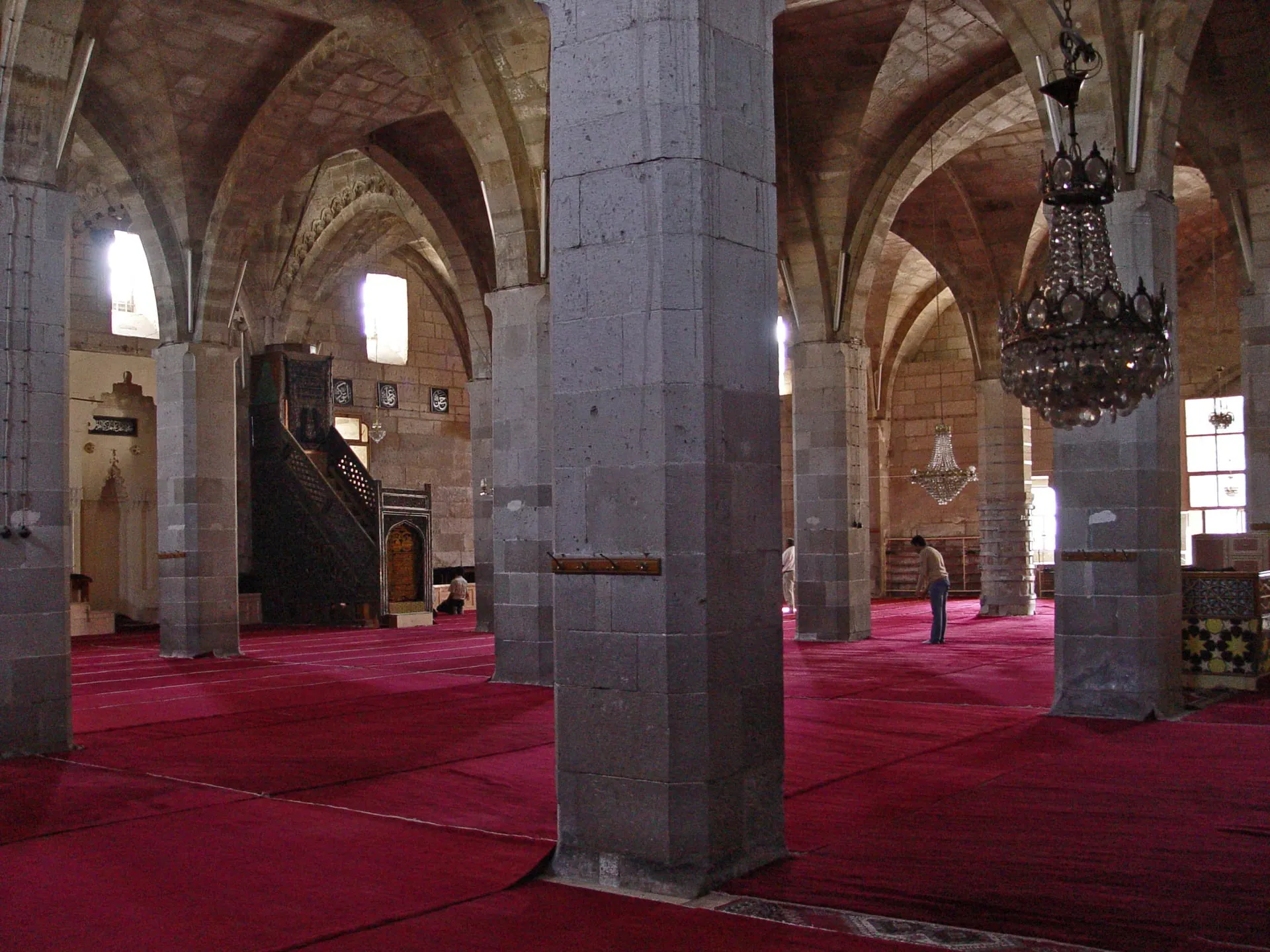 Aksaray Ulu Cami’nin taş ayaklı, sivri kemerli iç mekânı ve ahşap minberi