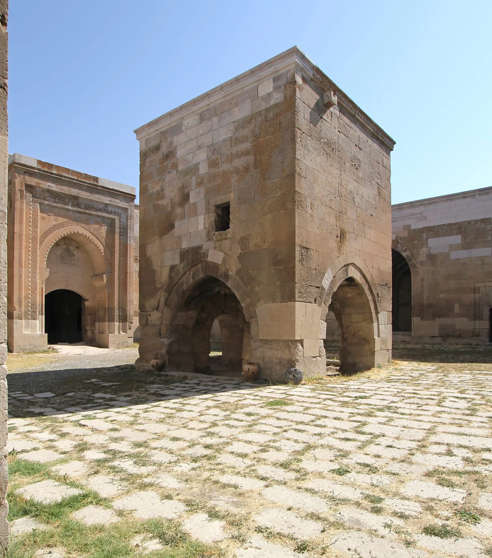Ağzıkarahan avlusunda köşk mescit ve kapalı bölüm kapısı