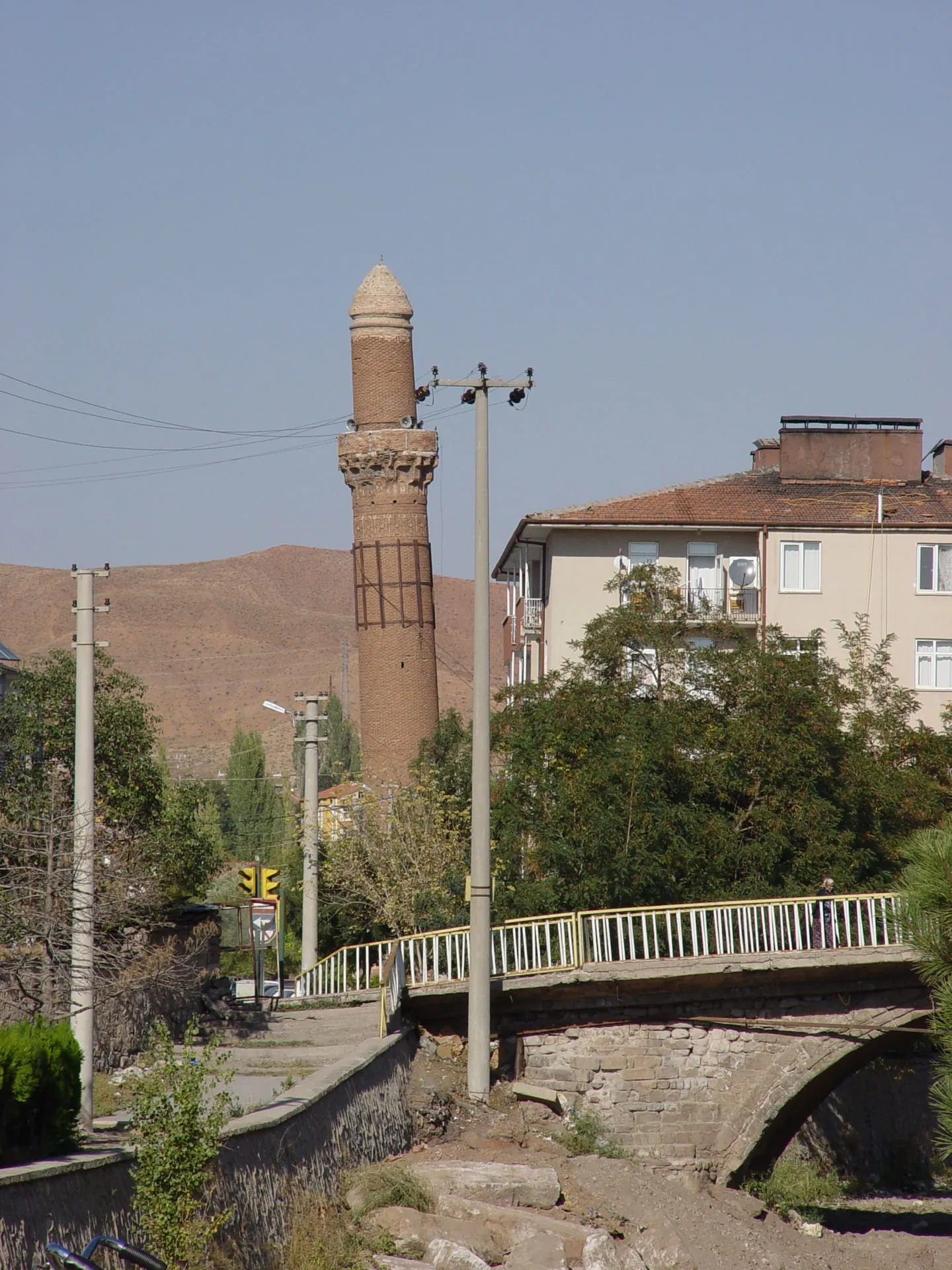 The Crooked Minaret and the nearby stone arch bridge