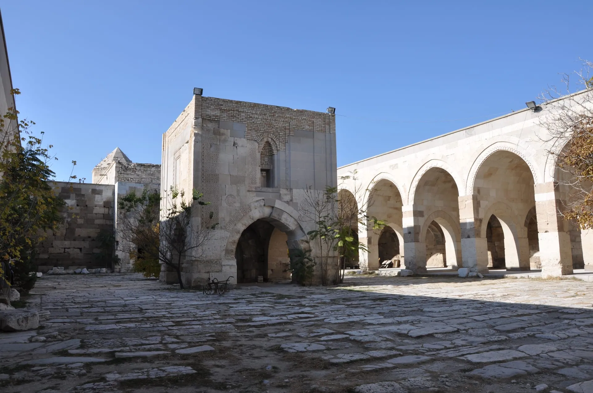 Sultanhanı Kervansarayı avlusu ve ortasındaki köşk mescit