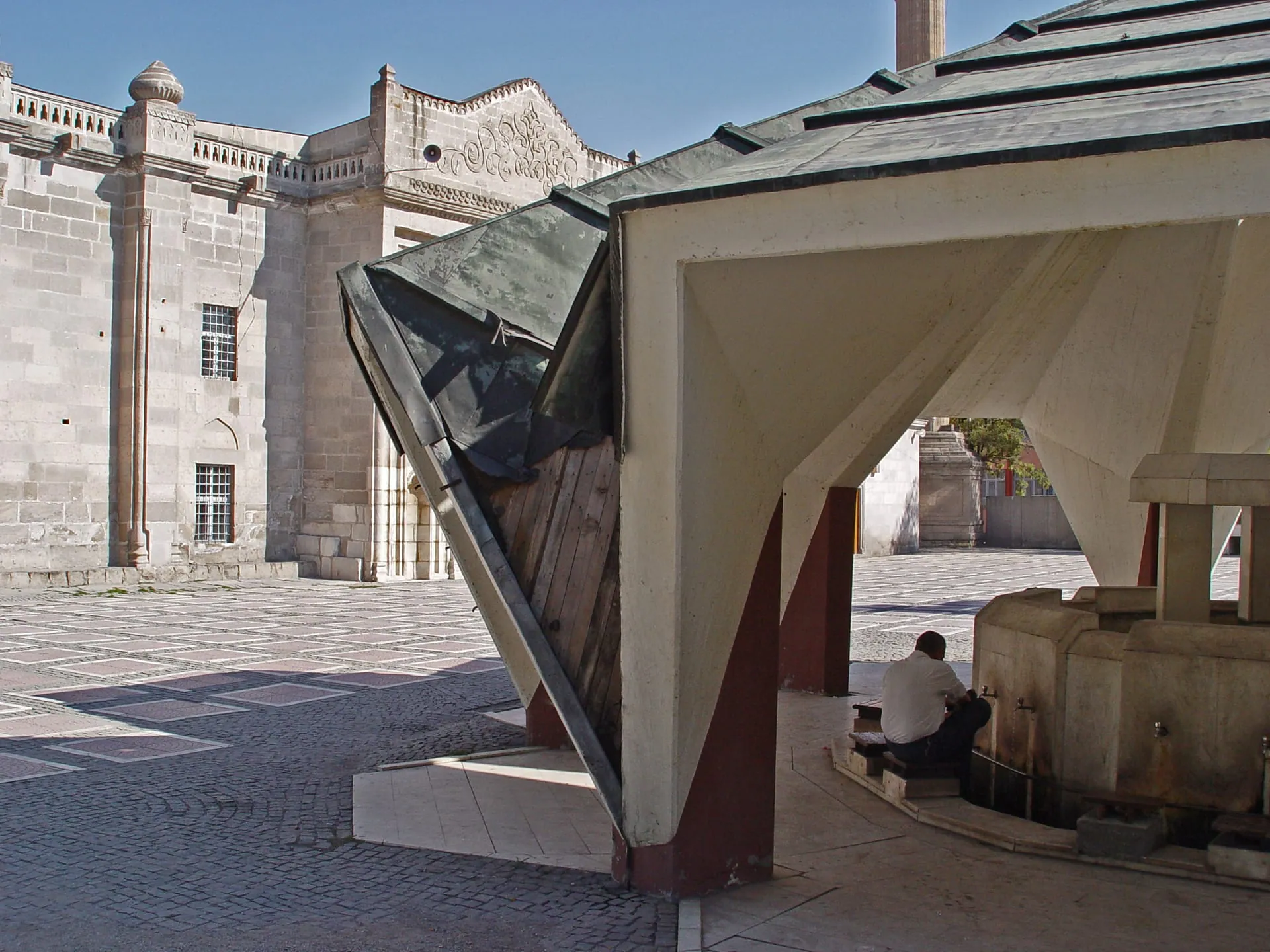 Aksaray Ulu Cami’nin kesme taş duvarları, avlusu ve şadırvanı