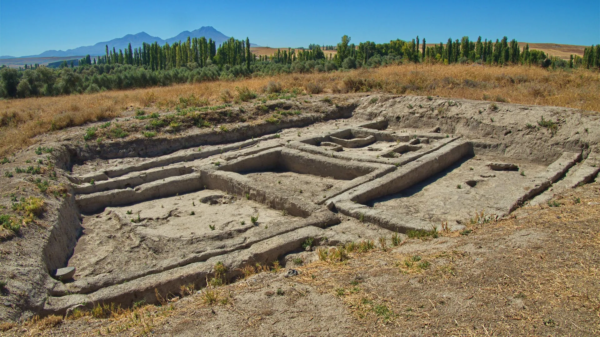 General view of the Aşıklı Höyük excavation by the Melendiz stream