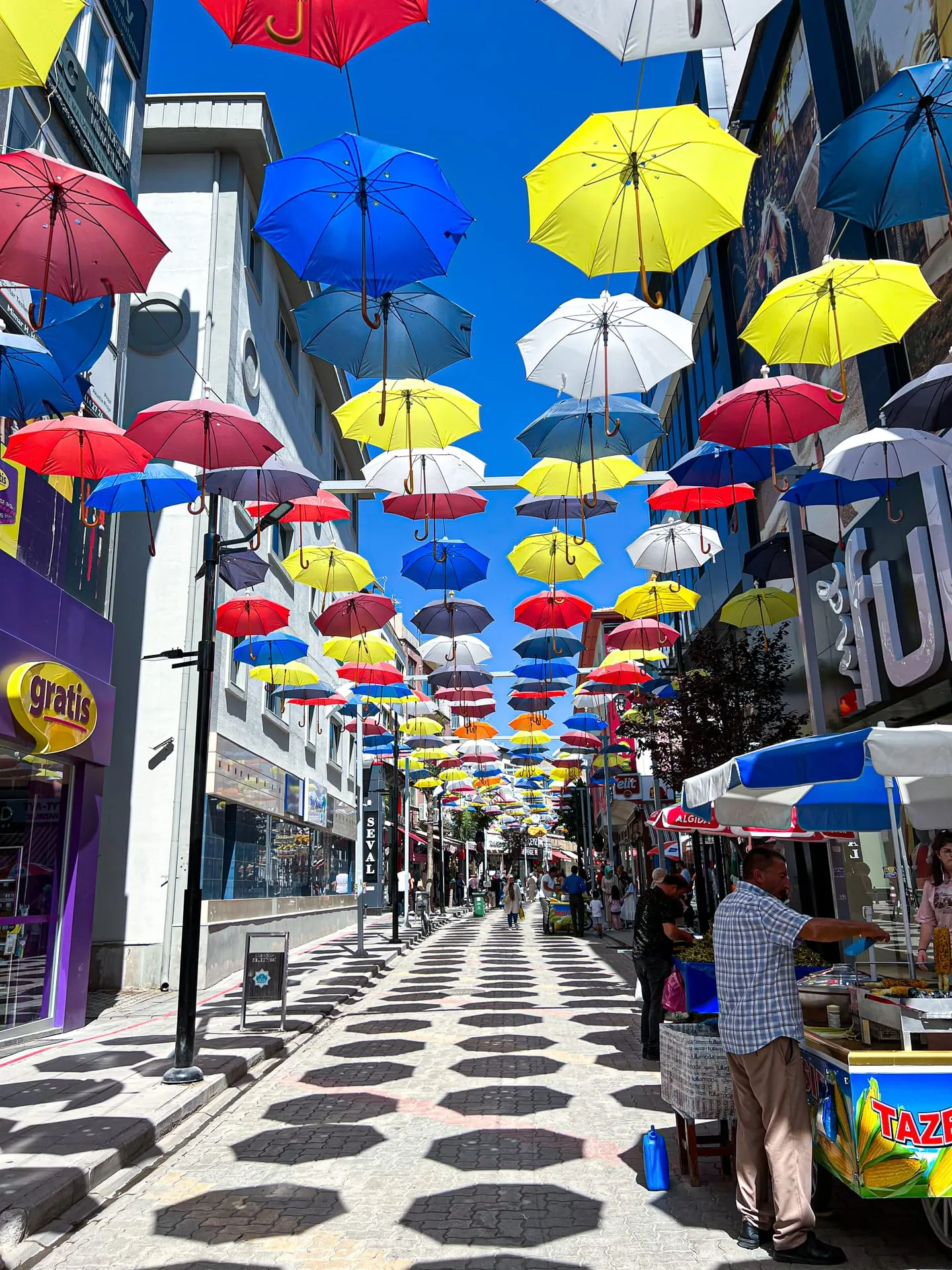 Aksaray şehir merkezindeki Şemsiyeli Sokak