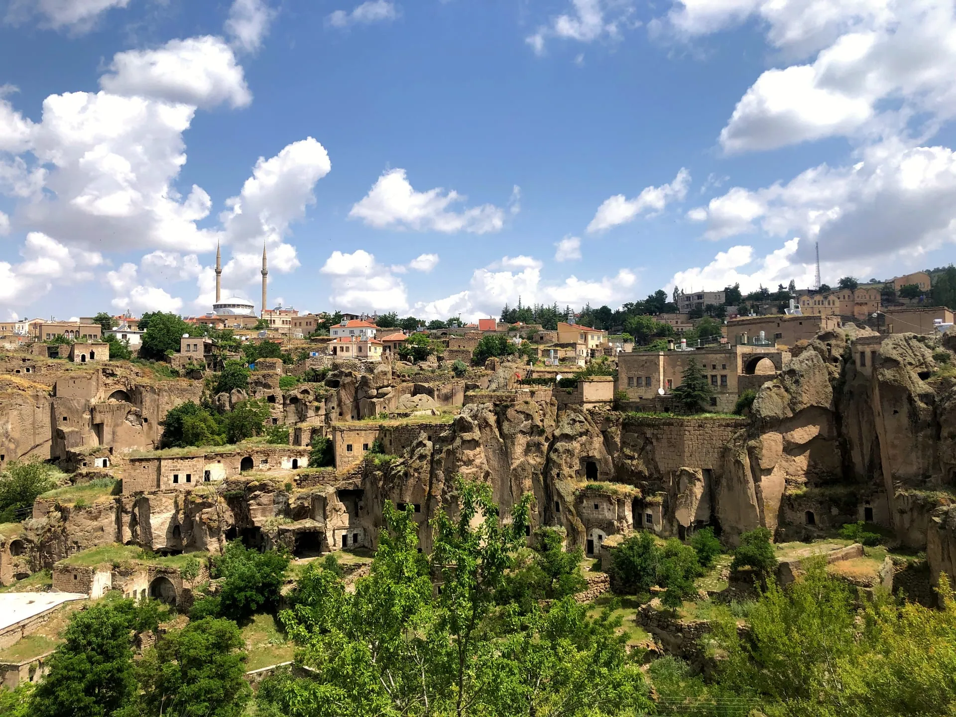 Güzelyurt’ta Manastır Vadisi ve Kilise Camii’ne doğru panoramik görünüm